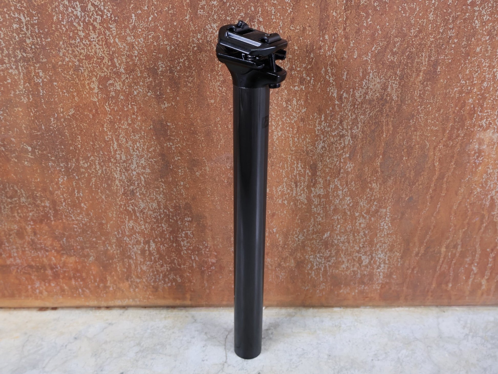 Sattelstütze von Bontrager, BONTRAGER PRO CARBON SATTELSTÜTZE – 31,6 MM – 330 MM – 0 MM OFFSET vor USEDBIKES - OB.DE Hintergrund