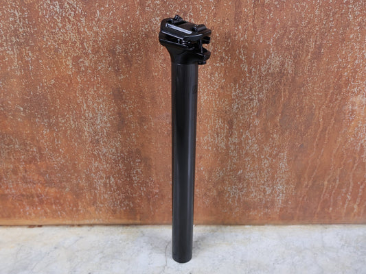 Sattelstütze von Bontrager, BONTRAGER PRO CARBON SATTELSTÜTZE – 31,6 MM – 330 MM – 0 MM OFFSET vor USEDBIKES - OB.DE Hintergrund