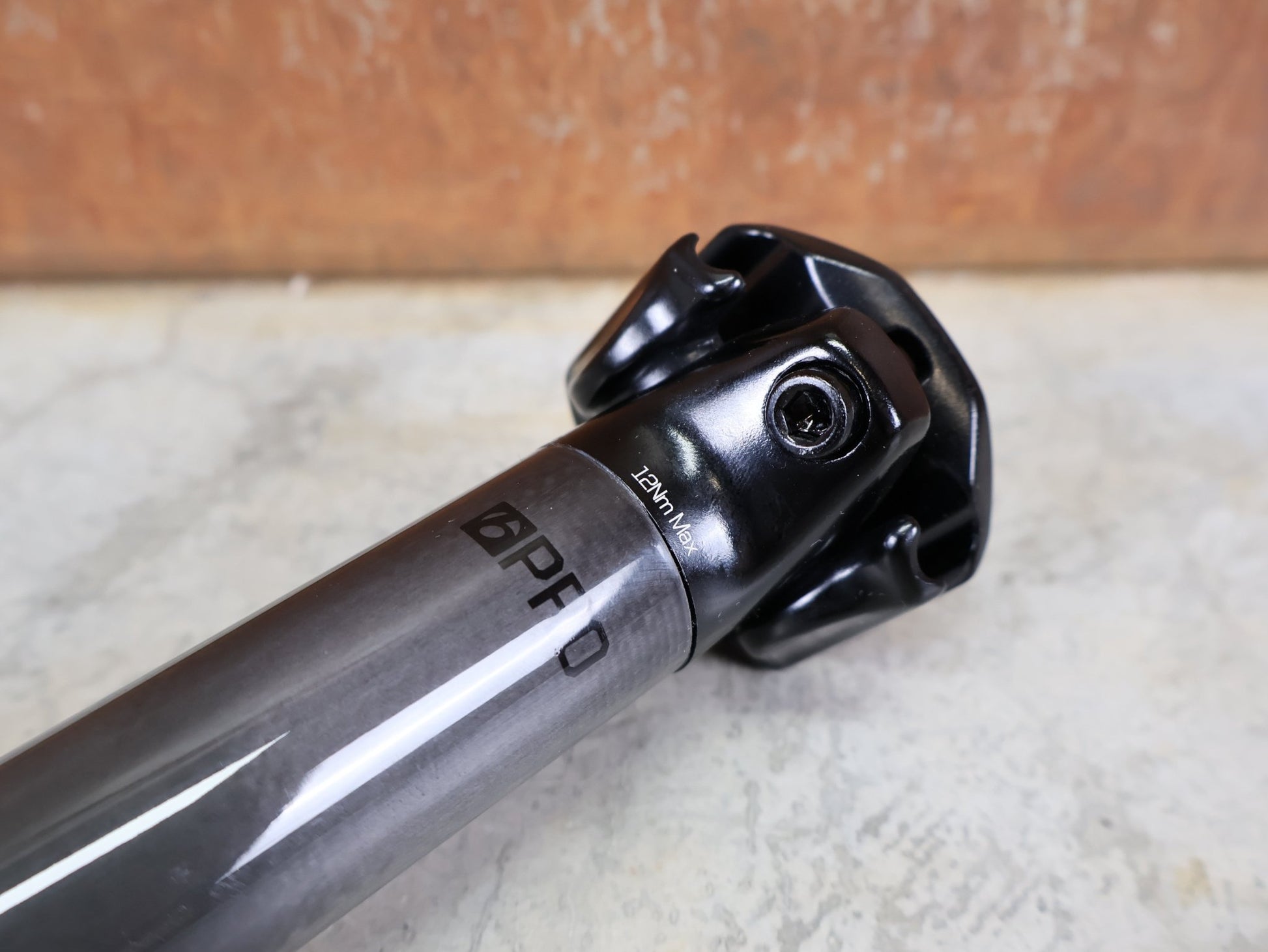 Sattelstütze von Bontrager, BONTRAGER PRO CARBON SATTELSTÜTZE – 31,6 MM – 330 MM – 0 MM OFFSET vor USEDBIKES - OB.DE Hintergrund