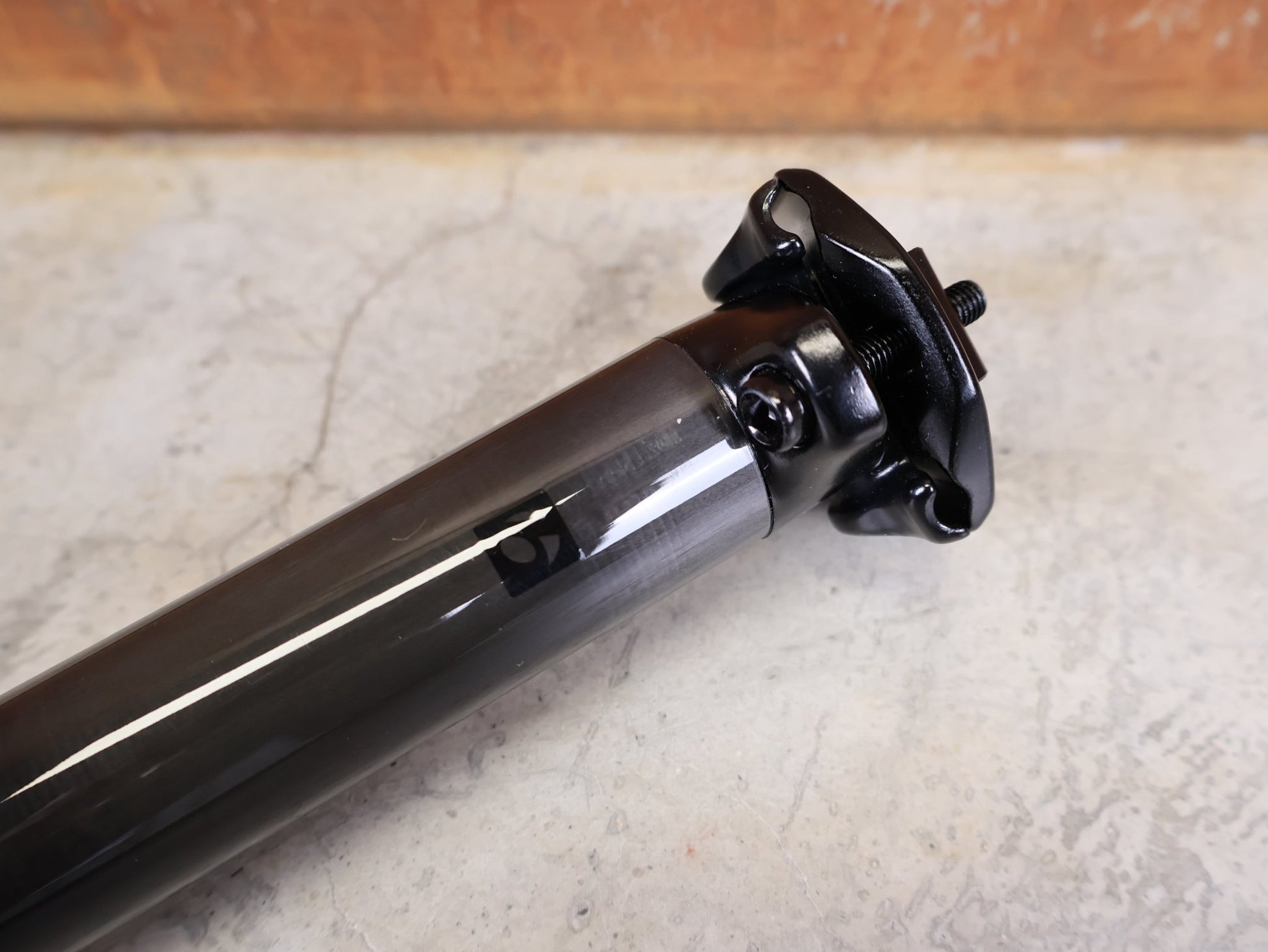 Sattelstütze von Bontrager, BONTRAGER PRO CARBON SATTELSTÜTZE – 31,6 MM – 330 MM – 0 MM OFFSET vor USEDBIKES - OB.DE Hintergrund