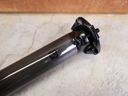 Sattelstütze von Bontrager, BONTRAGER PRO CARBON SATTELSTÜTZE – 31,6 MM – 330 MM – 0 MM OFFSET vor USEDBIKES - OB.DE Hintergrund