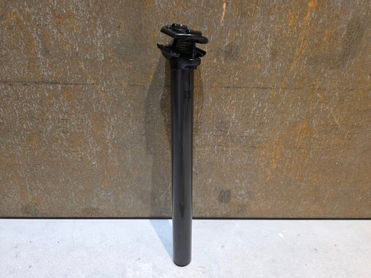 Sattelstütze von Bontrager, BONTRAGER PRO CARBON SATTELSTÜTZE 31,6MM 330MM vor USEDBIKES - OB.DE Hintergrund