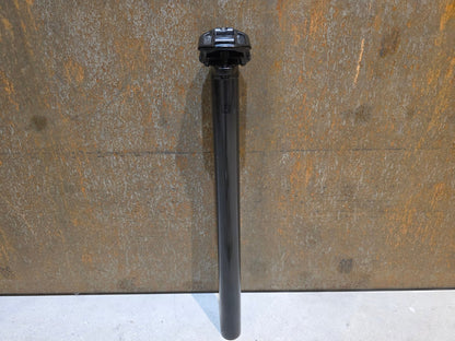 Sattelstütze von Bontrager, BONTRAGER PRO CARBON SATTELSTÜTZE 31,6MM 400MM vor USEDBIKES - OB.DE Hintergrund