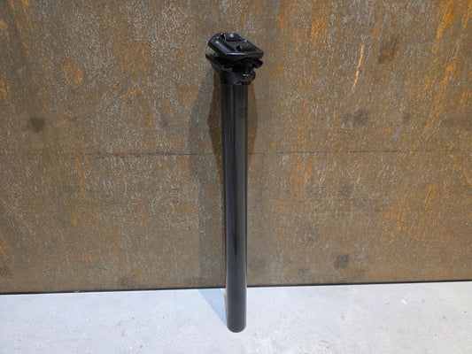 Sattelstütze von Bontrager, BONTRAGER PRO CARBON SATTELSTÜTZE 31,6MM 400MM vor USEDBIKES - OB.DE Hintergrund
