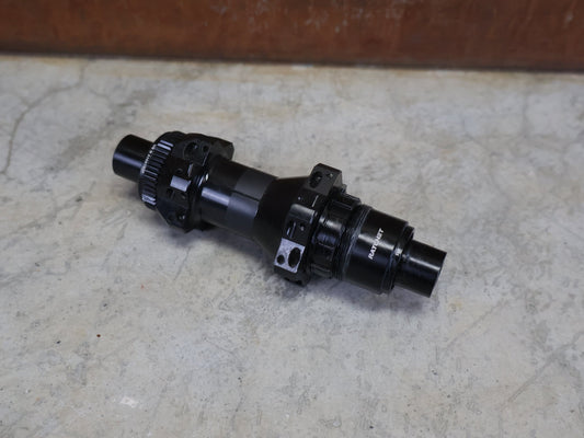 Zubehör von Bontrager, BONTRAGER PRO DT - 350 RENNRAD HINTERRADNABE 24 LOCH / 142MM vor USEDBIKES - OB.DE Hintergrund