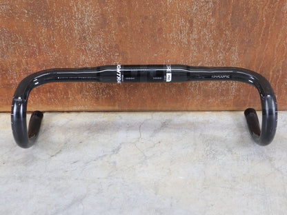 Lenker von Bontrager, BONTRAGER PRO ISOCORE VR - CF RENNRADLENKER – OCLV CARBON – 400 / 420 MM vor USEDBIKES - OB.DE Hintergrund