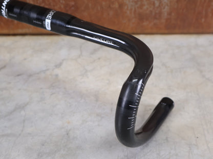 Lenker von Bontrager, BONTRAGER PRO ISOCORE VR - CF RENNRADLENKER – OCLV CARBON – 400 / 420 MM vor USEDBIKES - OB.DE Hintergrund