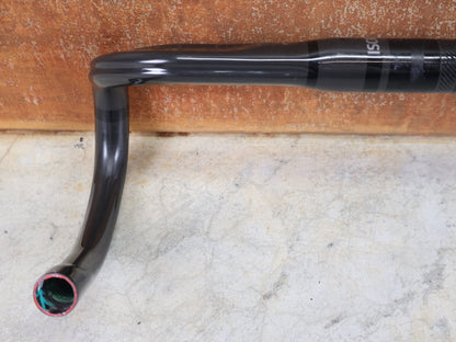 Lenker von Bontrager, BONTRAGER PRO ISOCORE VR - CF RENNRADLENKER – OCLV CARBON – 400 / 420 MM vor USEDBIKES - OB.DE Hintergrund