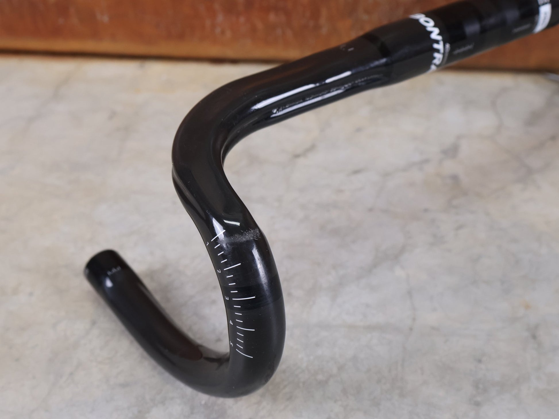 Lenker von Bontrager, BONTRAGER PRO ISOCORE VR - CF RENNRADLENKER – OCLV CARBON – 400 / 420 MM vor USEDBIKES - OB.DE Hintergrund