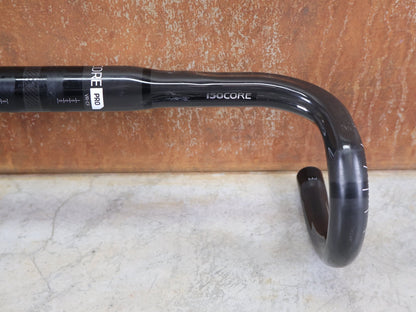 Lenker von Bontrager, BONTRAGER PRO ISOCORE VR - CF RENNRADLENKER – OCLV CARBON – 400 / 420 MM vor USEDBIKES - OB.DE Hintergrund