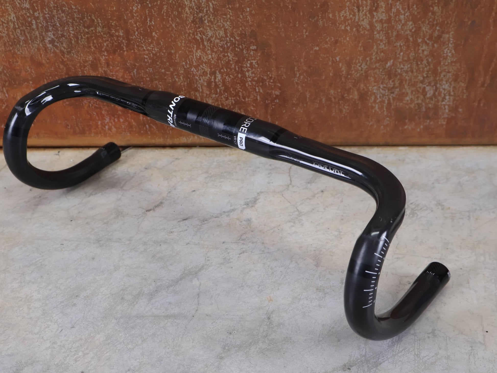 Lenker von Bontrager, BONTRAGER PRO ISOCORE VR - CF RENNRADLENKER – OCLV CARBON – 400 / 420 MM vor USEDBIKES - OB.DE Hintergrund