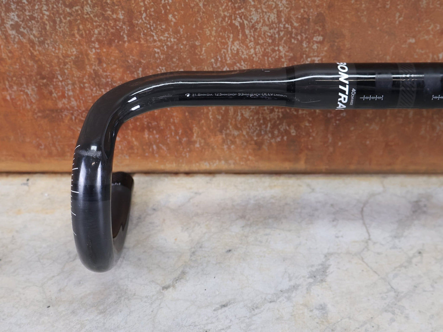 Lenker von Bontrager, BONTRAGER PRO ISOCORE VR - CF RENNRADLENKER – OCLV CARBON – 400 / 420 MM vor USEDBIKES - OB.DE Hintergrund