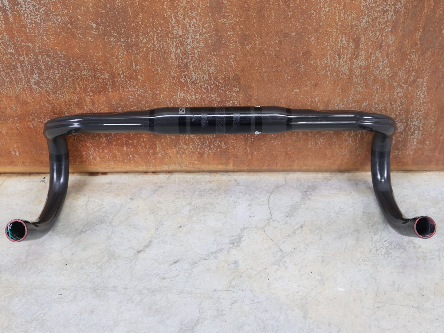 Lenker von Bontrager, BONTRAGER PRO ISOCORE VR - CF RENNRADLENKER – OCLV CARBON – 400 / 420 MM vor USEDBIKES - OB.DE Hintergrund