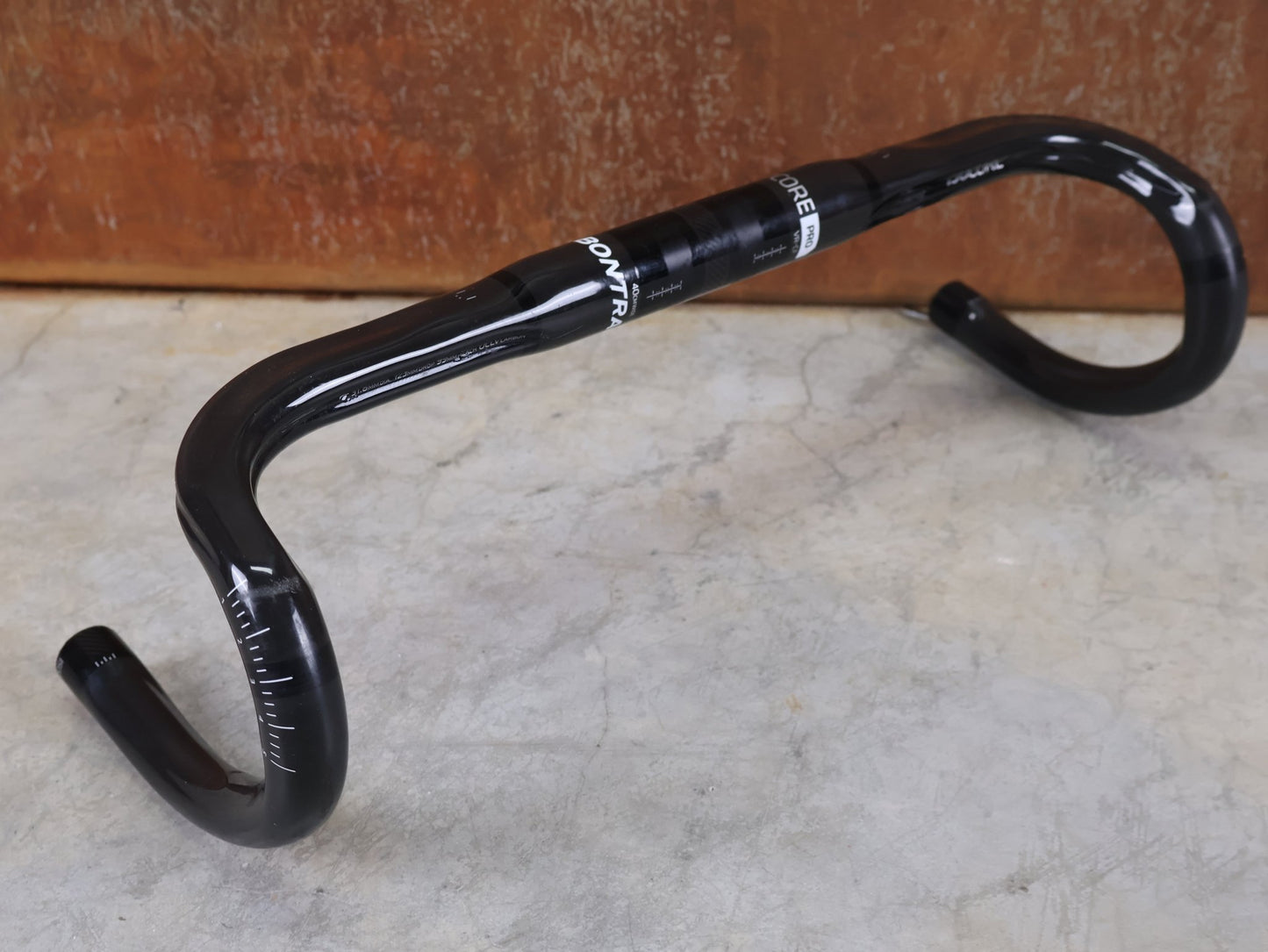 Lenker von Bontrager, BONTRAGER PRO ISOCORE VR - CF RENNRADLENKER – OCLV CARBON – 400 / 420 MM vor USEDBIKES - OB.DE Hintergrund