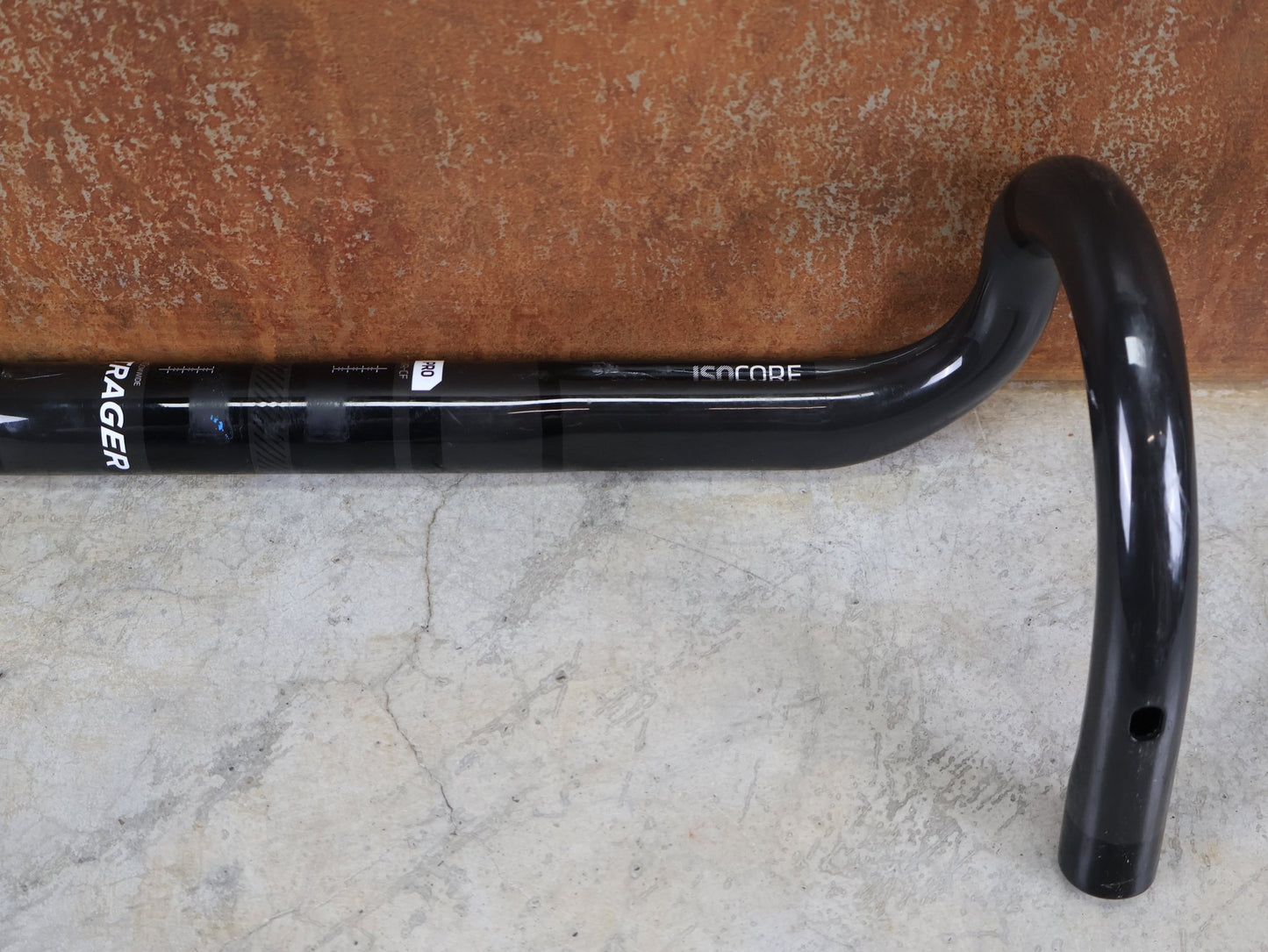 Lenker von Bontrager, BONTRAGER PRO ISOCORE VR - CF RENNRADLENKER – OCLV CARBON – 400 / 420 MM vor USEDBIKES - OB.DE Hintergrund