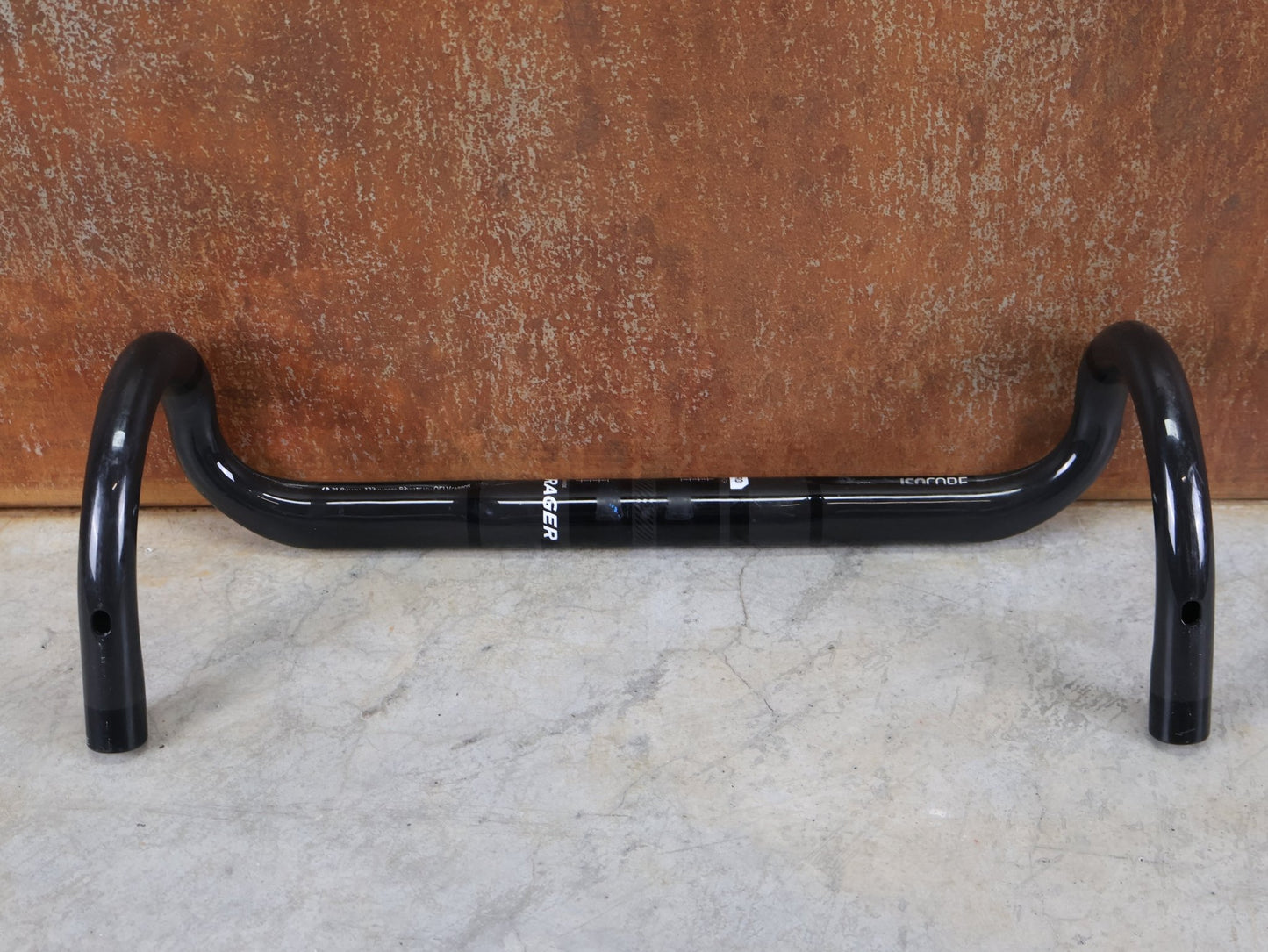 Lenker von Bontrager, BONTRAGER PRO ISOCORE VR - CF RENNRADLENKER – OCLV CARBON – 400 / 420 MM vor USEDBIKES - OB.DE Hintergrund