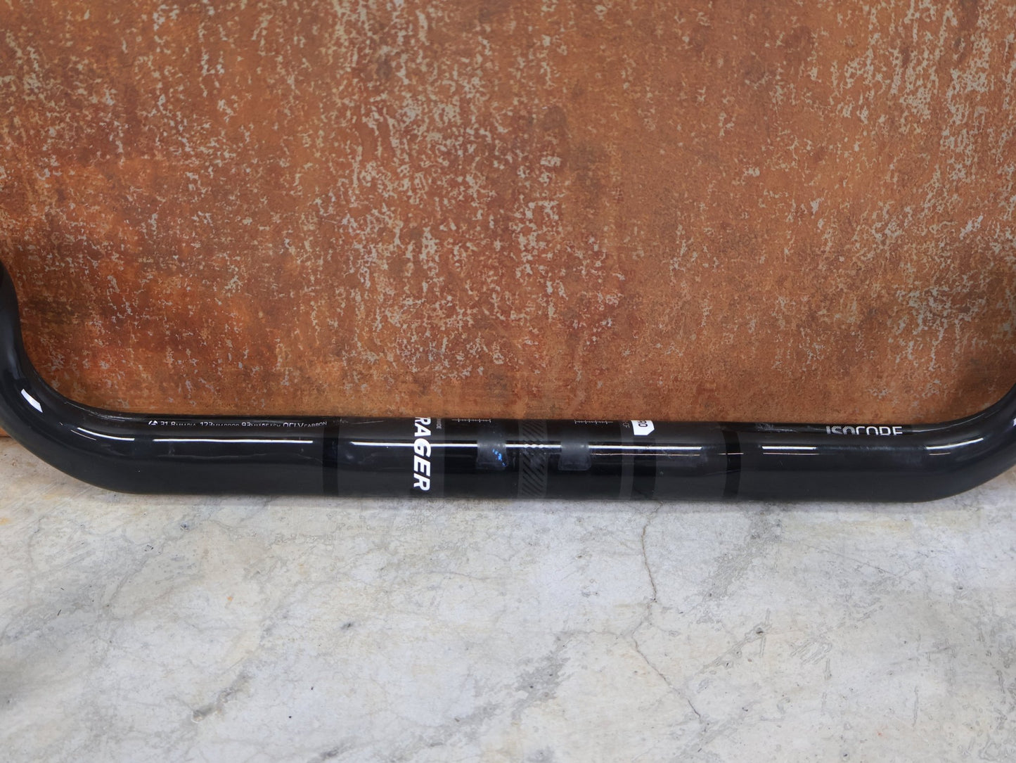 Lenker von Bontrager, BONTRAGER PRO ISOCORE VR - CF RENNRADLENKER – OCLV CARBON – 400 / 420 MM vor USEDBIKES - OB.DE Hintergrund