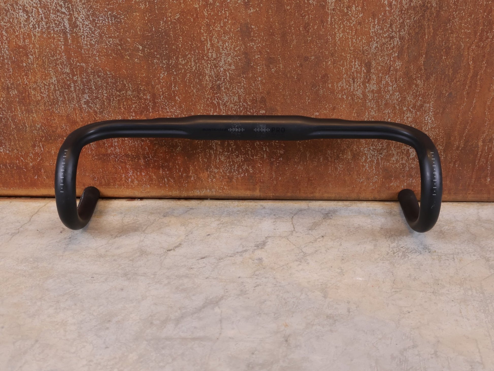 Lenker von Bontrager, BONTRAGER PRO ISOCORE VR - CF RENNRADLENKER – OCLV CARBON – 420 / 440 MM vor USEDBIKES - OB.DE Hintergrund