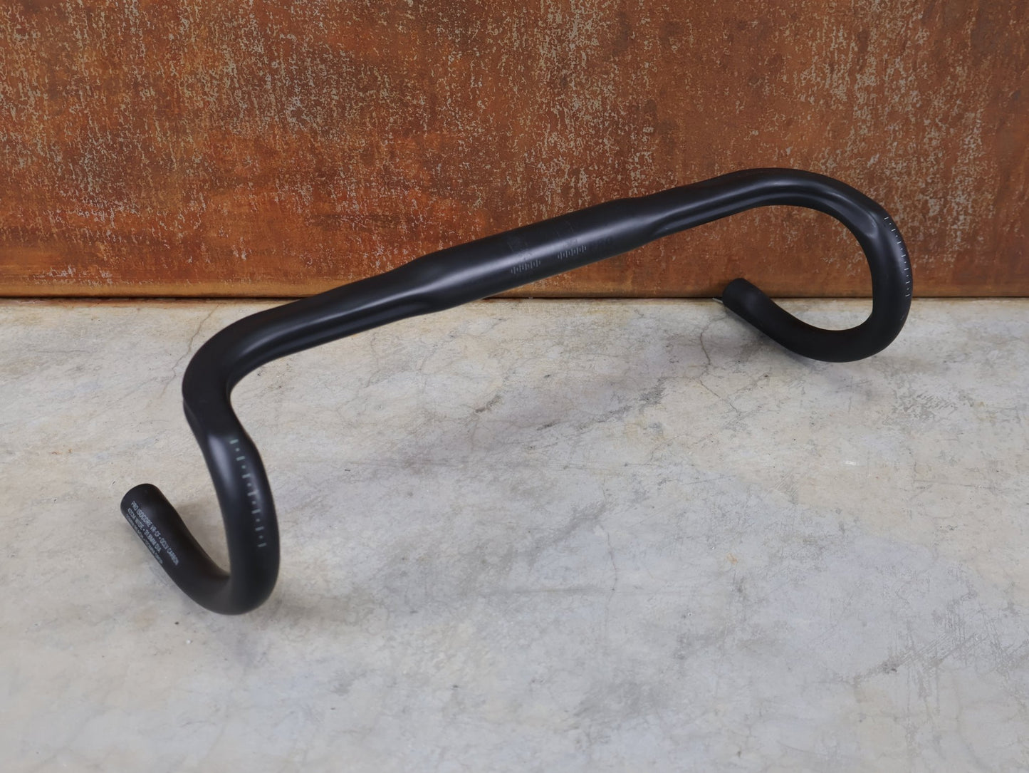 Lenker von Bontrager, BONTRAGER PRO ISOCORE VR - CF RENNRADLENKER – OCLV CARBON – 420 / 440 MM vor USEDBIKES - OB.DE Hintergrund