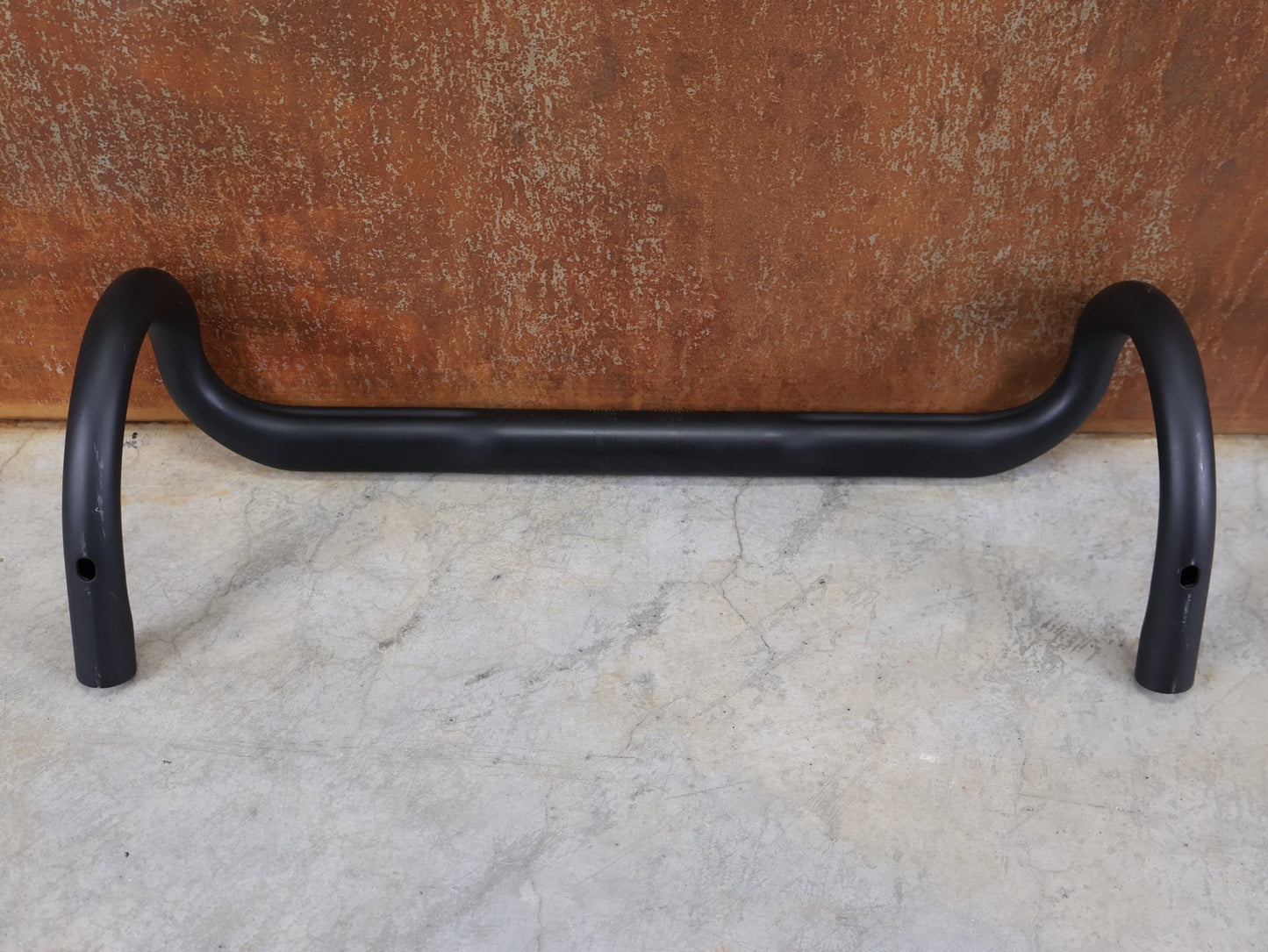 Lenker von Bontrager, BONTRAGER PRO ISOCORE VR - CF RENNRADLENKER – OCLV CARBON – 420 / 440 MM vor USEDBIKES - OB.DE Hintergrund