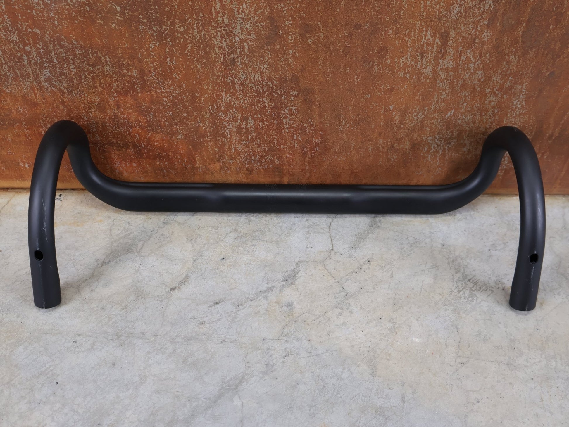 Lenker von Bontrager, BONTRAGER PRO ISOCORE VR - CF RENNRADLENKER – OCLV CARBON – 420 / 440 MM vor USEDBIKES - OB.DE Hintergrund