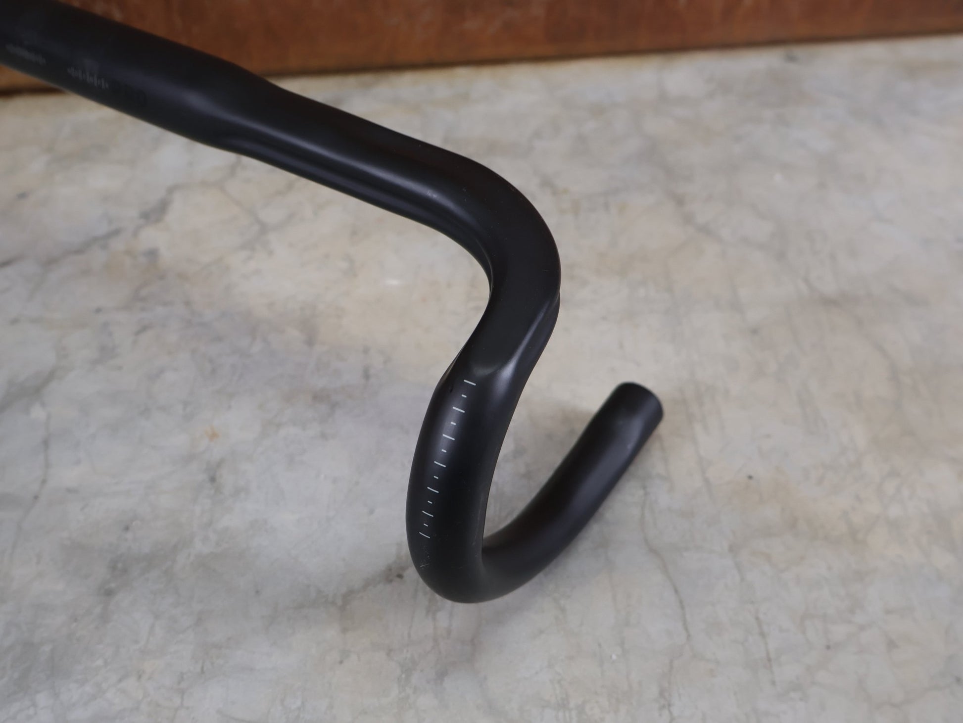 Lenker von Bontrager, BONTRAGER PRO ISOCORE VR - CF RENNRADLENKER – OCLV CARBON – 420 / 440 MM vor USEDBIKES - OB.DE Hintergrund