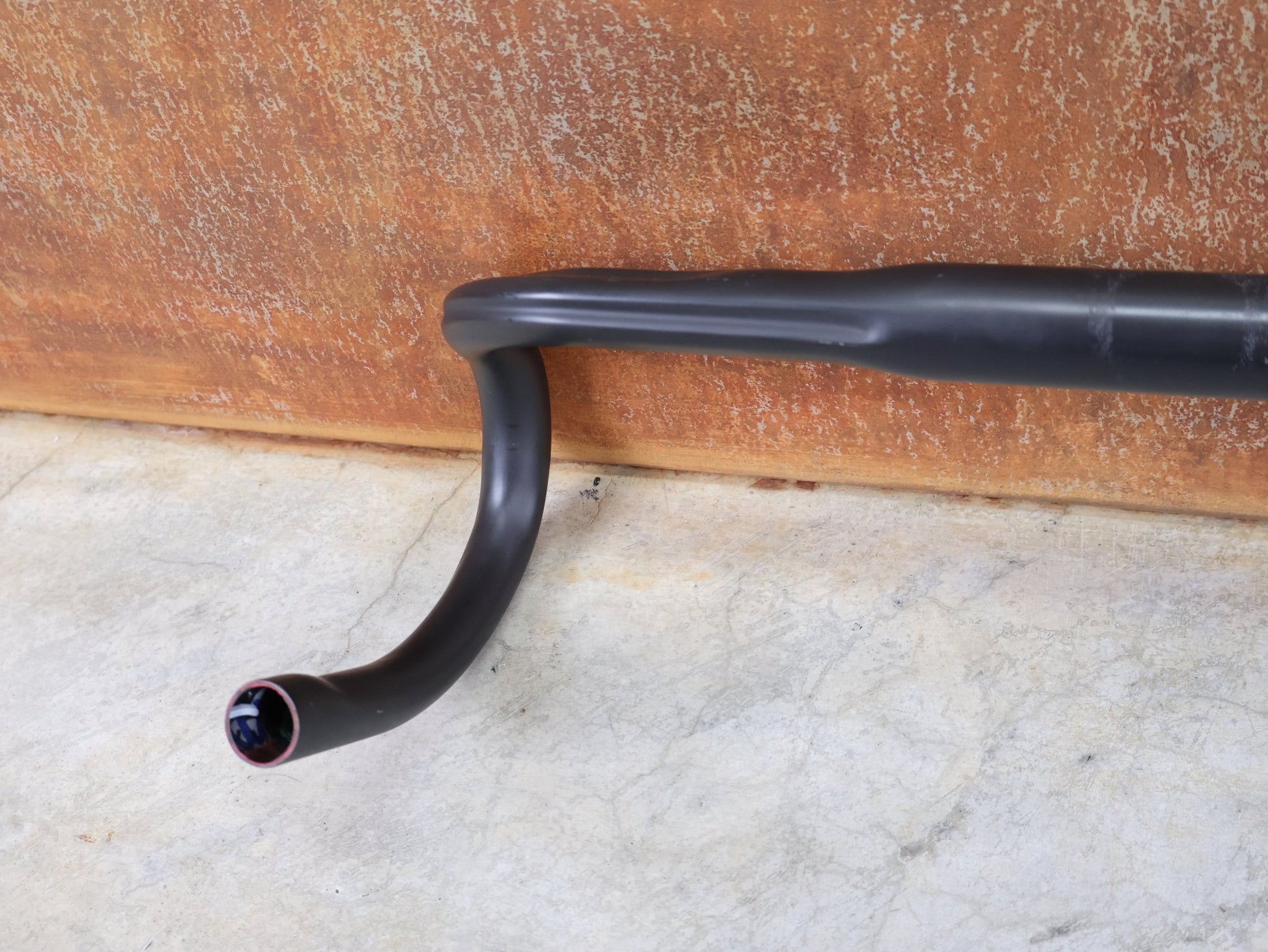 Lenker von Bontrager, BONTRAGER PRO ISOCORE VR - CF RENNRADLENKER – OCLV CARBON – 420 / 440 MM vor USEDBIKES - OB.DE Hintergrund