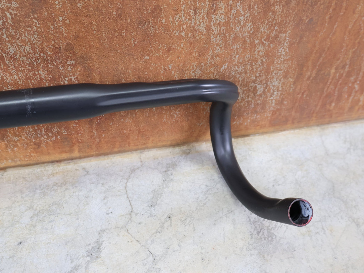 Lenker von Bontrager, BONTRAGER PRO ISOCORE VR - CF RENNRADLENKER – OCLV CARBON – 420 / 440 MM vor USEDBIKES - OB.DE Hintergrund