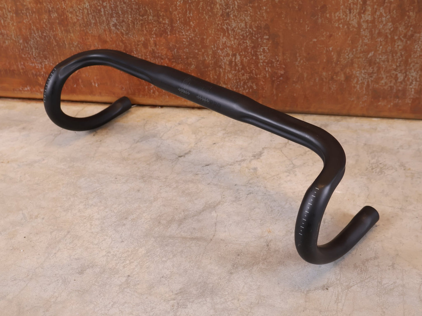 Lenker von Bontrager, BONTRAGER PRO ISOCORE VR - CF RENNRADLENKER – OCLV CARBON – 420 / 440 MM vor USEDBIKES - OB.DE Hintergrund