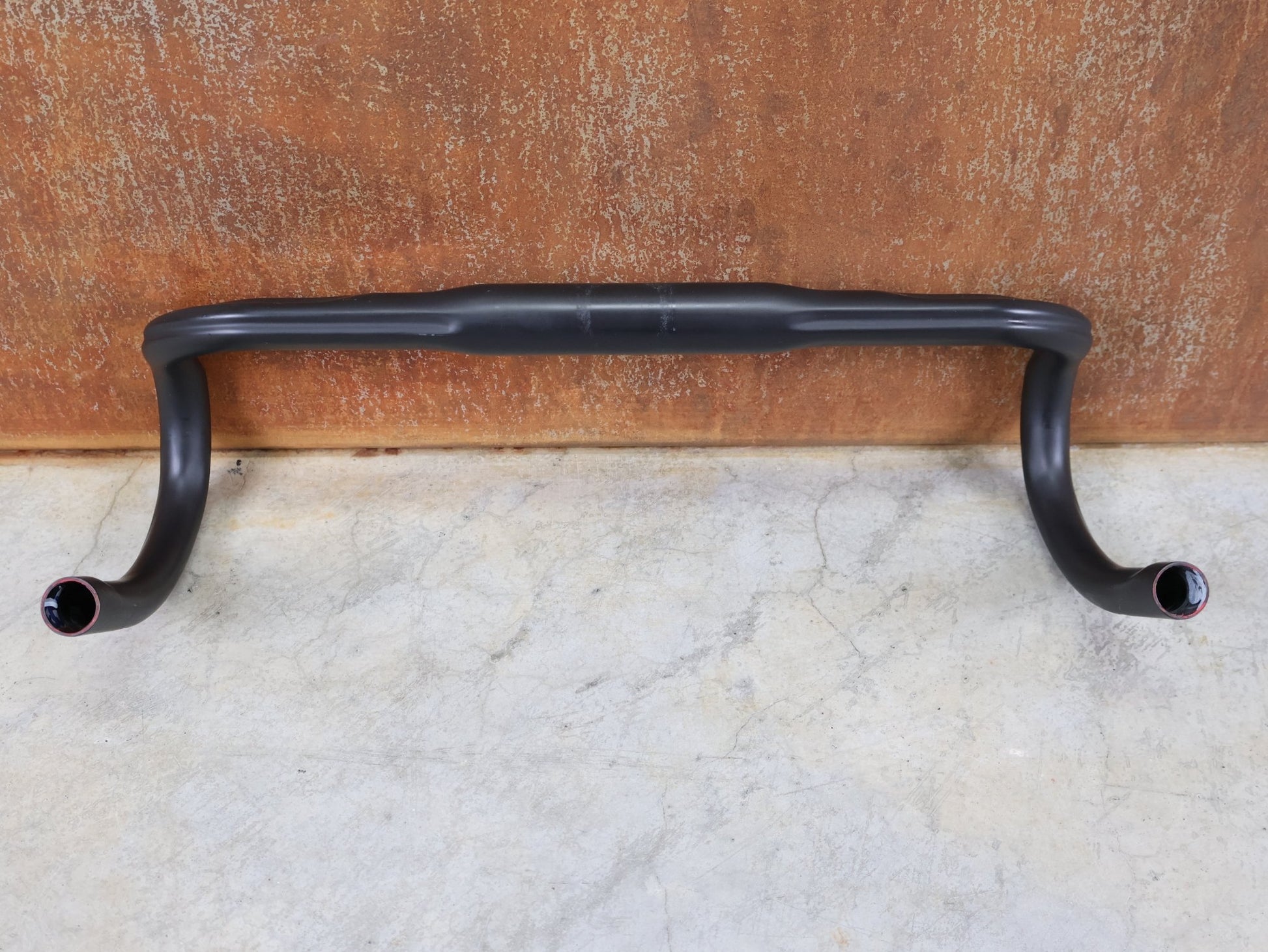 Lenker von Bontrager, BONTRAGER PRO ISOCORE VR - CF RENNRADLENKER – OCLV CARBON – 420 / 440 MM vor USEDBIKES - OB.DE Hintergrund