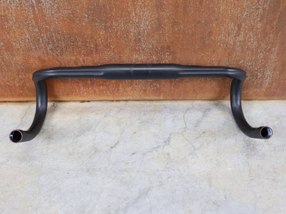 Lenker von Bontrager, BONTRAGER PRO ISOCORE VR - CF RENNRADLENKER – OCLV CARBON – 420 / 440 MM vor USEDBIKES - OB.DE Hintergrund