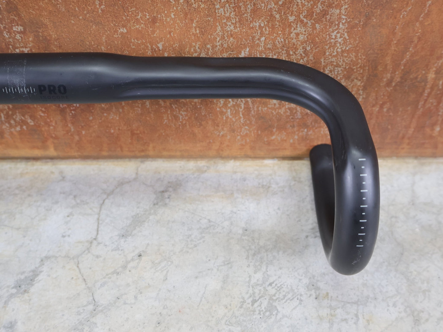 Lenker von Bontrager, BONTRAGER PRO ISOCORE VR - CF RENNRADLENKER – OCLV CARBON – 420 / 440 MM vor USEDBIKES - OB.DE Hintergrund