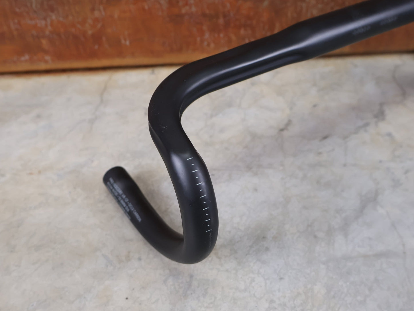 Lenker von Bontrager, BONTRAGER PRO ISOCORE VR - CF RENNRADLENKER – OCLV CARBON – 420 / 440 MM vor USEDBIKES - OB.DE Hintergrund