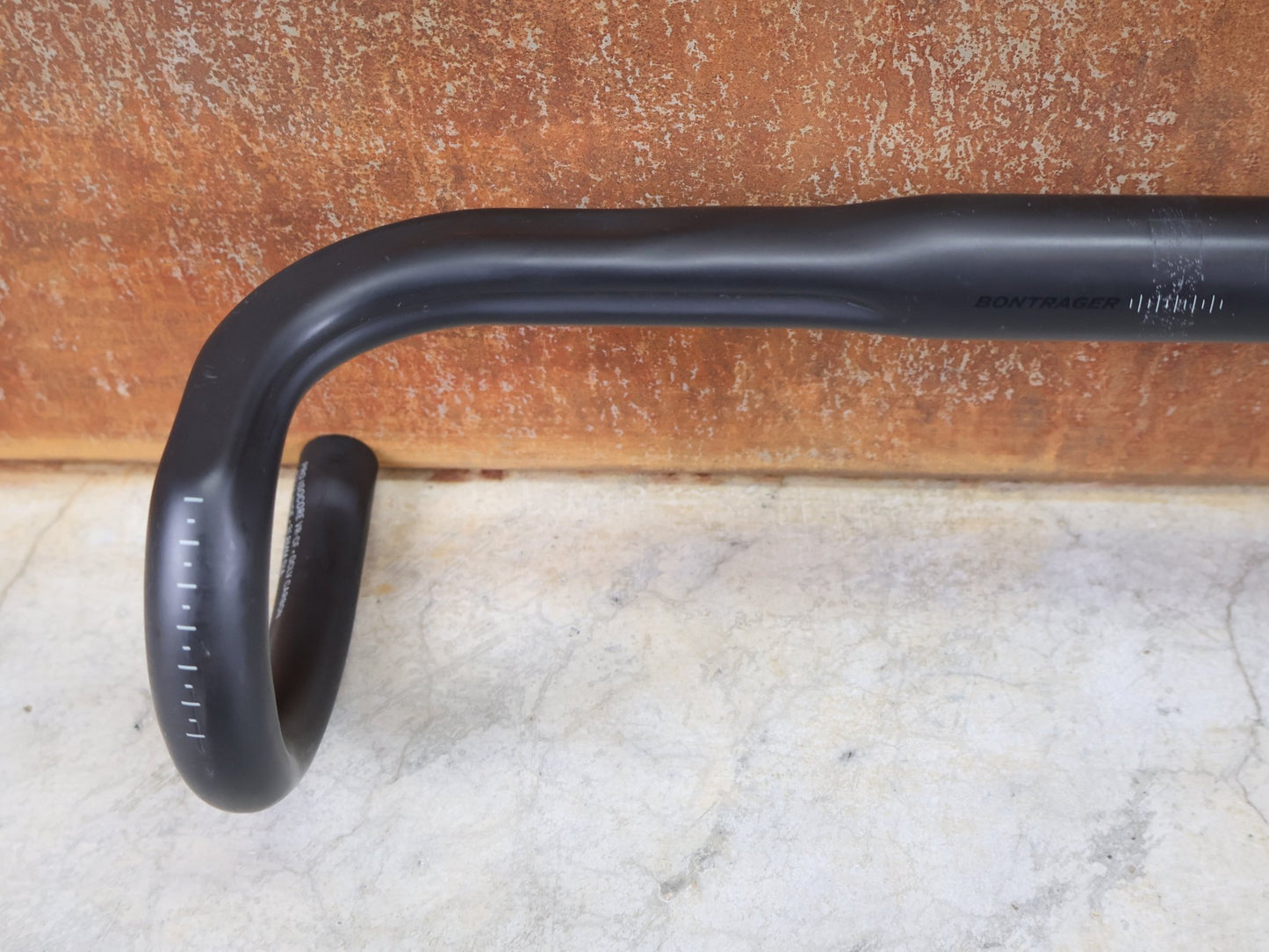 Lenker von Bontrager, BONTRAGER PRO ISOCORE VR - CF RENNRADLENKER – OCLV CARBON – 420 / 440 MM vor USEDBIKES - OB.DE Hintergrund