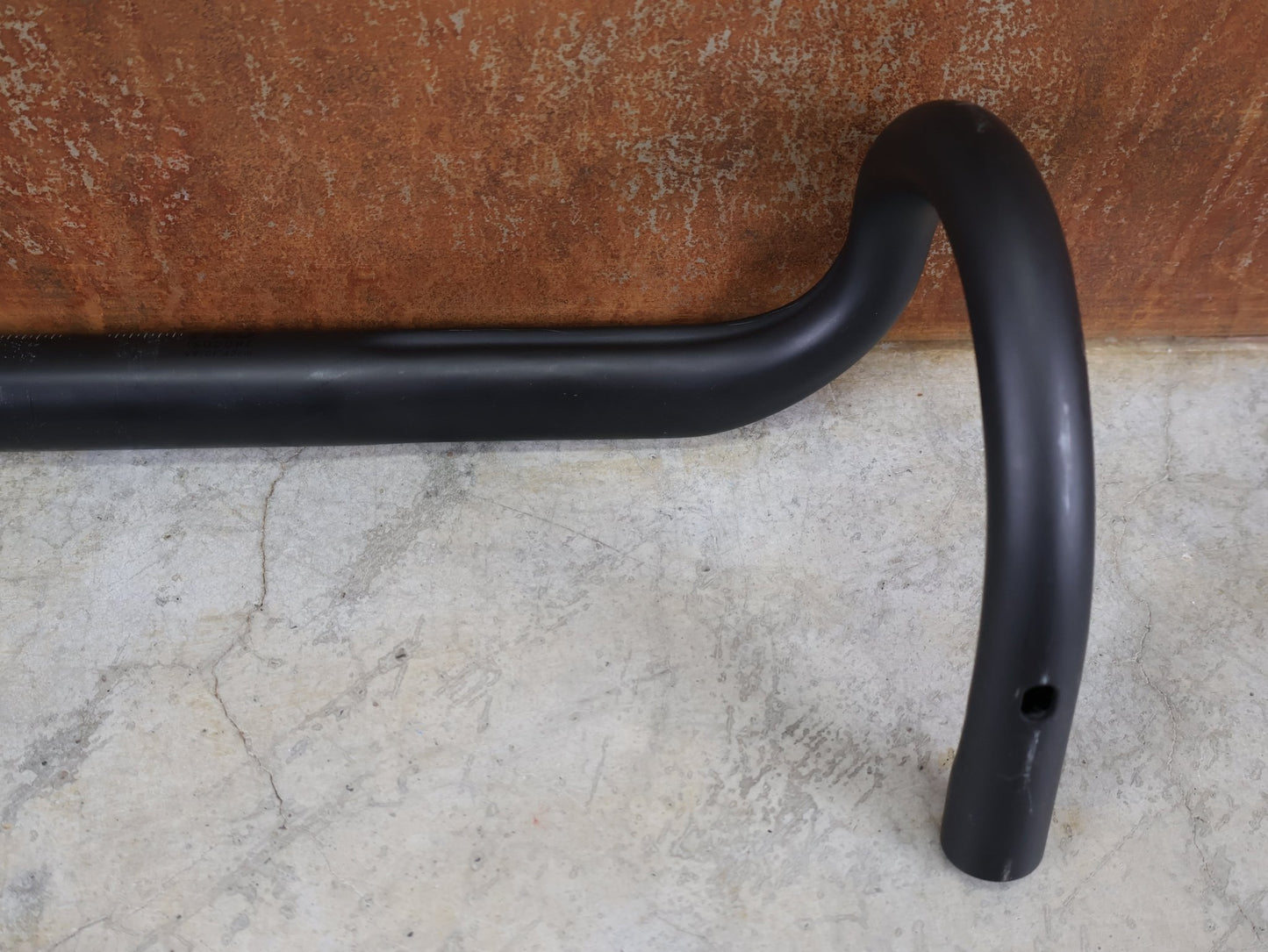 Lenker von Bontrager, BONTRAGER PRO ISOCORE VR - CF RENNRADLENKER – OCLV CARBON – 420 / 440 MM vor USEDBIKES - OB.DE Hintergrund