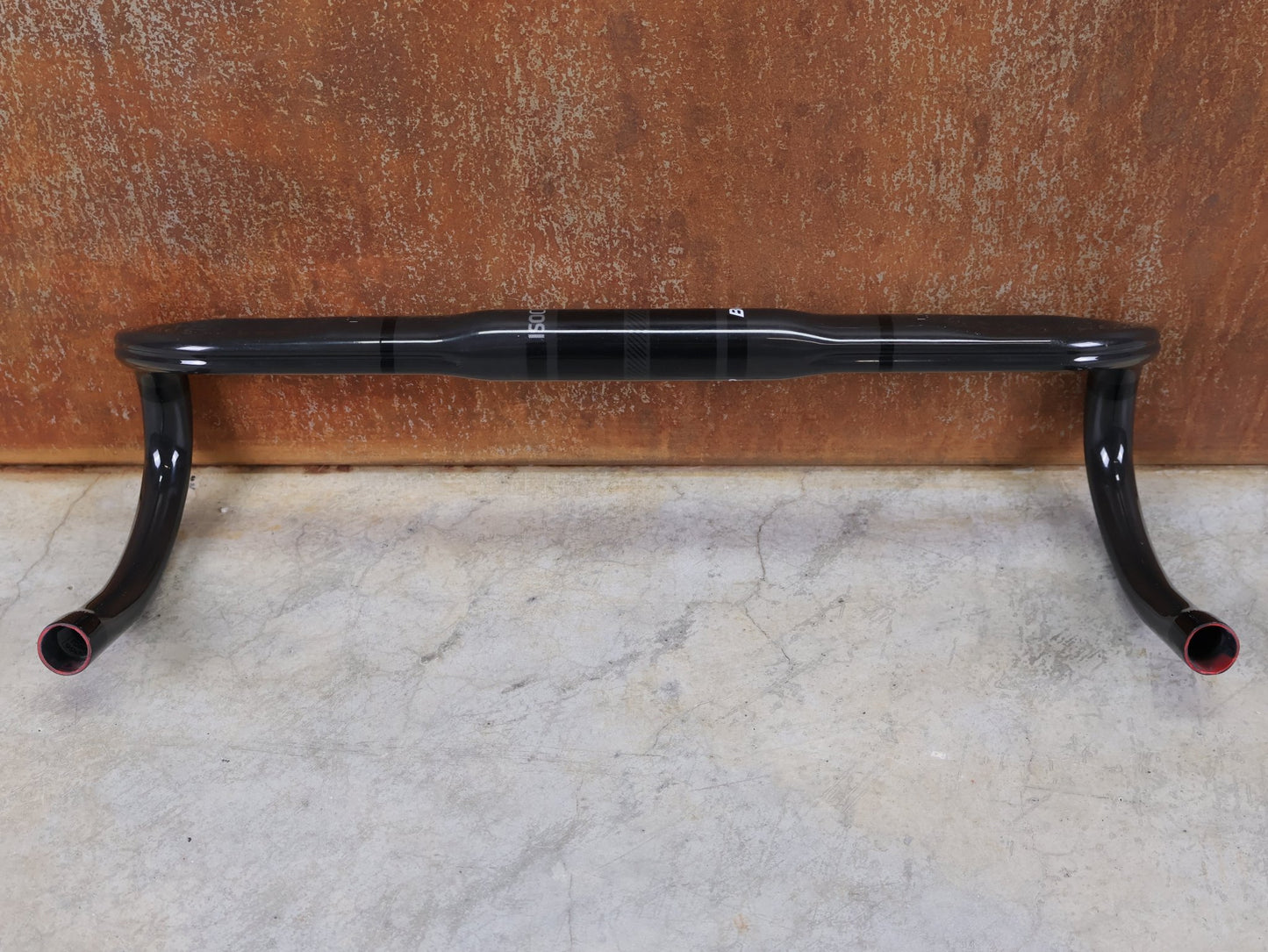 Lenker von Bontrager, BONTRAGER PRO ISOCORE VR - CF RENNRADLENKER – OCLV CARBON – 460 / 480 MM vor USEDBIKES - OB.DE Hintergrund