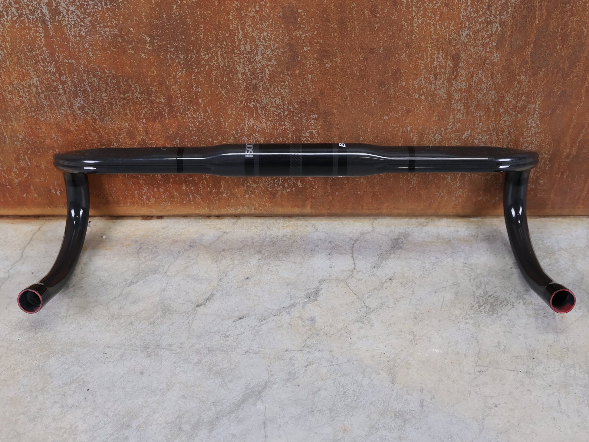 Lenker von Bontrager, BONTRAGER PRO ISOCORE VR - CF RENNRADLENKER – OCLV CARBON – 460 / 480 MM vor USEDBIKES - OB.DE Hintergrund