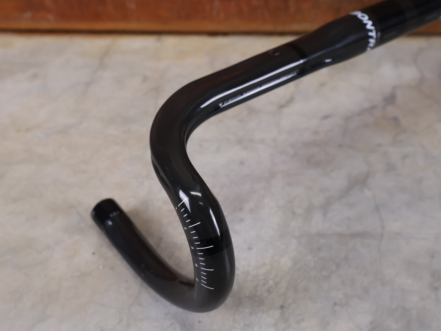 Lenker von Bontrager, BONTRAGER PRO ISOCORE VR - CF RENNRADLENKER – OCLV CARBON – 460 / 480 MM vor USEDBIKES - OB.DE Hintergrund