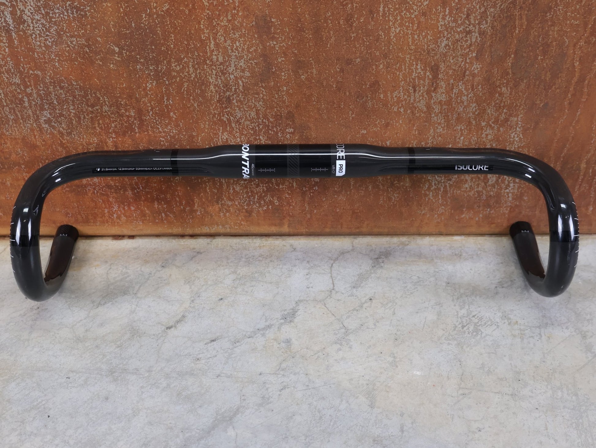 Lenker von Bontrager, BONTRAGER PRO ISOCORE VR - CF RENNRADLENKER – OCLV CARBON – 460 / 480 MM vor USEDBIKES - OB.DE Hintergrund