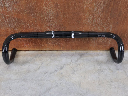 Lenker von Bontrager, BONTRAGER PRO ISOCORE VR - CF RENNRADLENKER – OCLV CARBON – 460 / 480 MM vor USEDBIKES - OB.DE Hintergrund