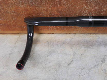 Lenker von Bontrager, BONTRAGER PRO ISOCORE VR - CF RENNRADLENKER – OCLV CARBON – 460 / 480 MM vor USEDBIKES - OB.DE Hintergrund