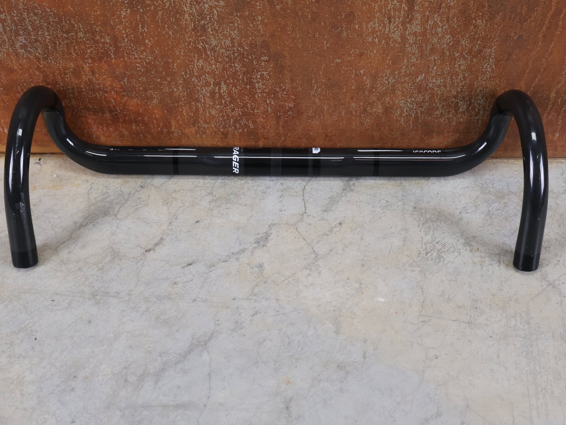 Lenker von Bontrager, BONTRAGER PRO ISOCORE VR - CF RENNRADLENKER – OCLV CARBON – 460 / 480 MM vor USEDBIKES - OB.DE Hintergrund