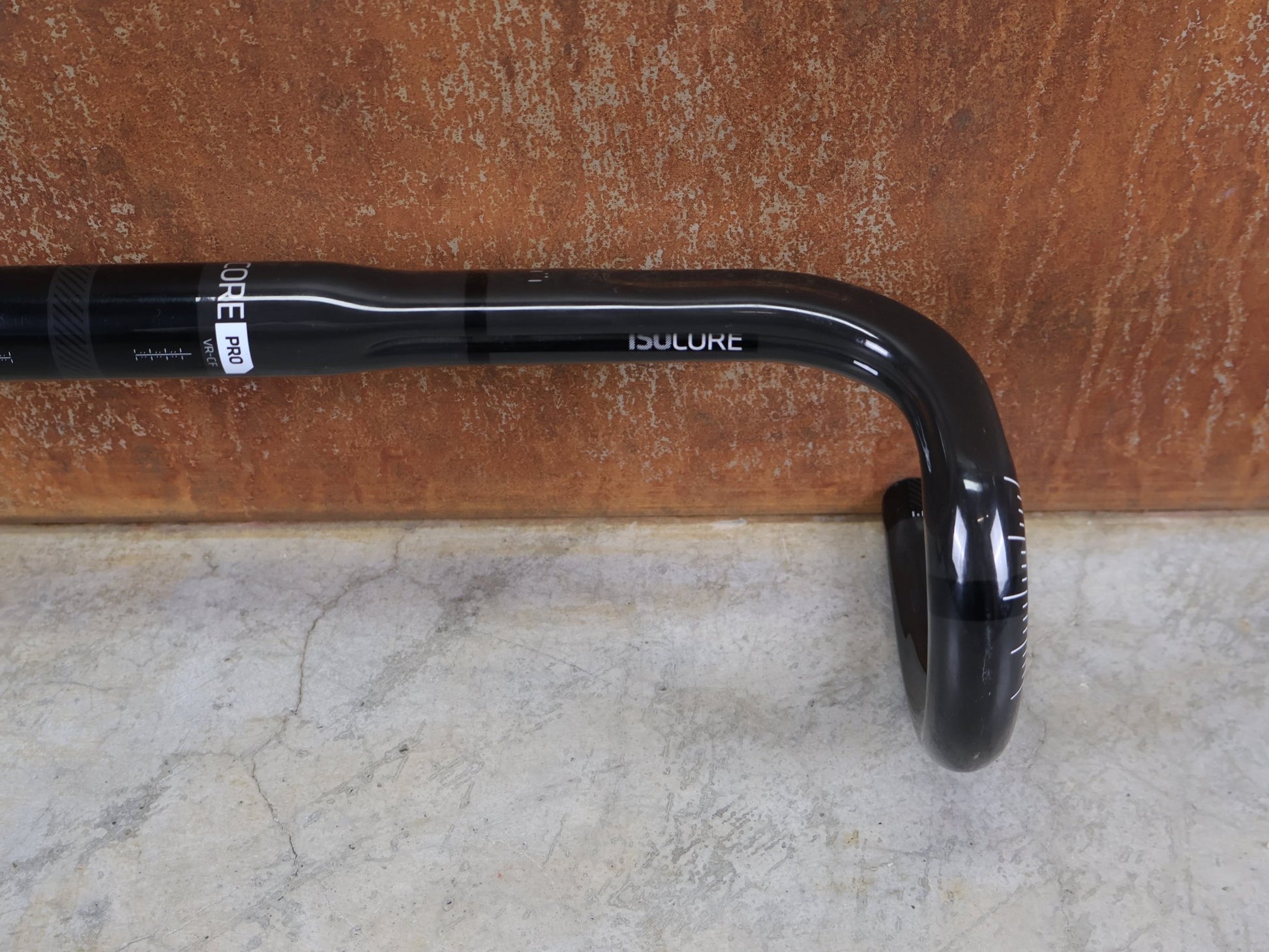 Lenker von Bontrager, BONTRAGER PRO ISOCORE VR - CF RENNRADLENKER – OCLV CARBON – 460 / 480 MM vor USEDBIKES - OB.DE Hintergrund