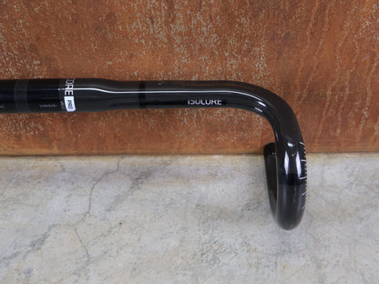 Lenker von Bontrager, BONTRAGER PRO ISOCORE VR - CF RENNRADLENKER – OCLV CARBON – 460 / 480 MM vor USEDBIKES - OB.DE Hintergrund