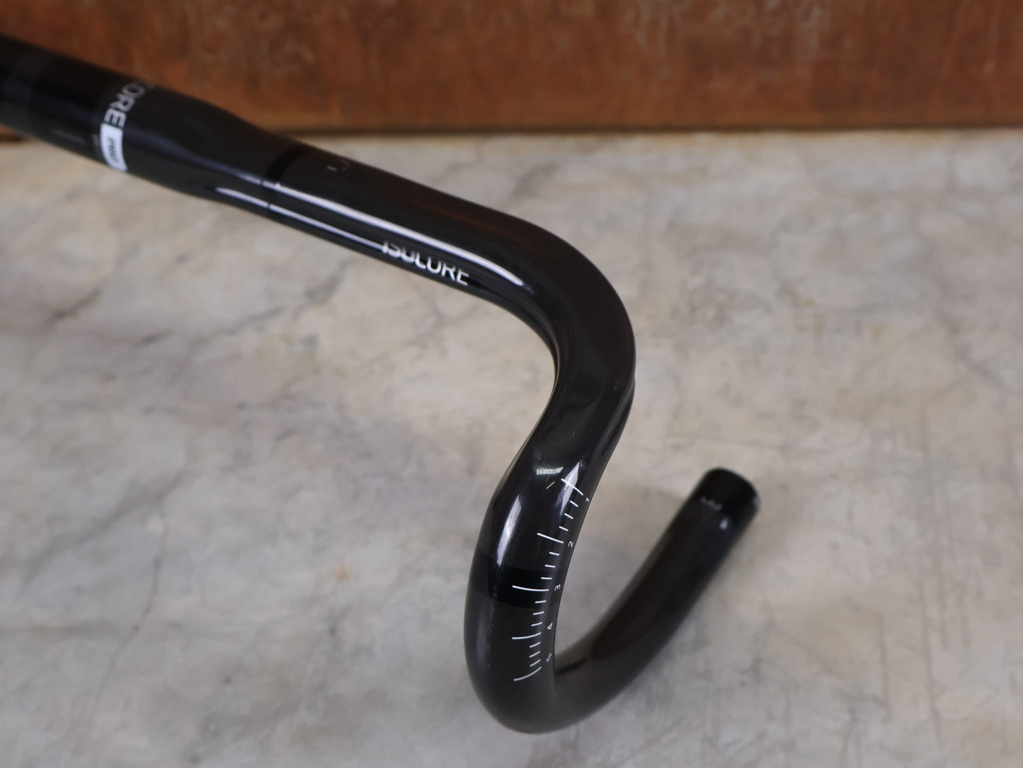 Lenker von Bontrager, BONTRAGER PRO ISOCORE VR - CF RENNRADLENKER – OCLV CARBON – 460 / 480 MM vor USEDBIKES - OB.DE Hintergrund