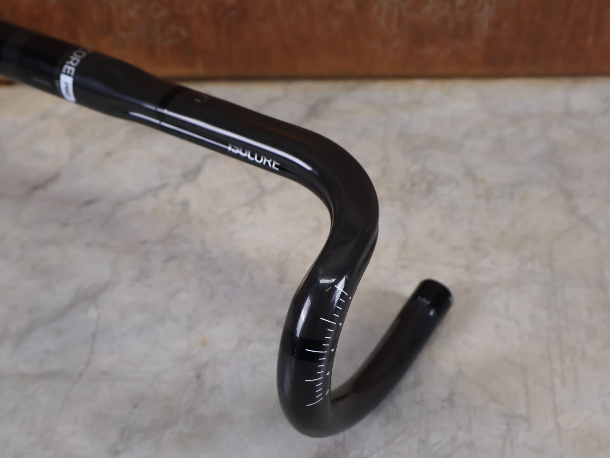 Lenker von Bontrager, BONTRAGER PRO ISOCORE VR - CF RENNRADLENKER – OCLV CARBON – 460 / 480 MM vor USEDBIKES - OB.DE Hintergrund