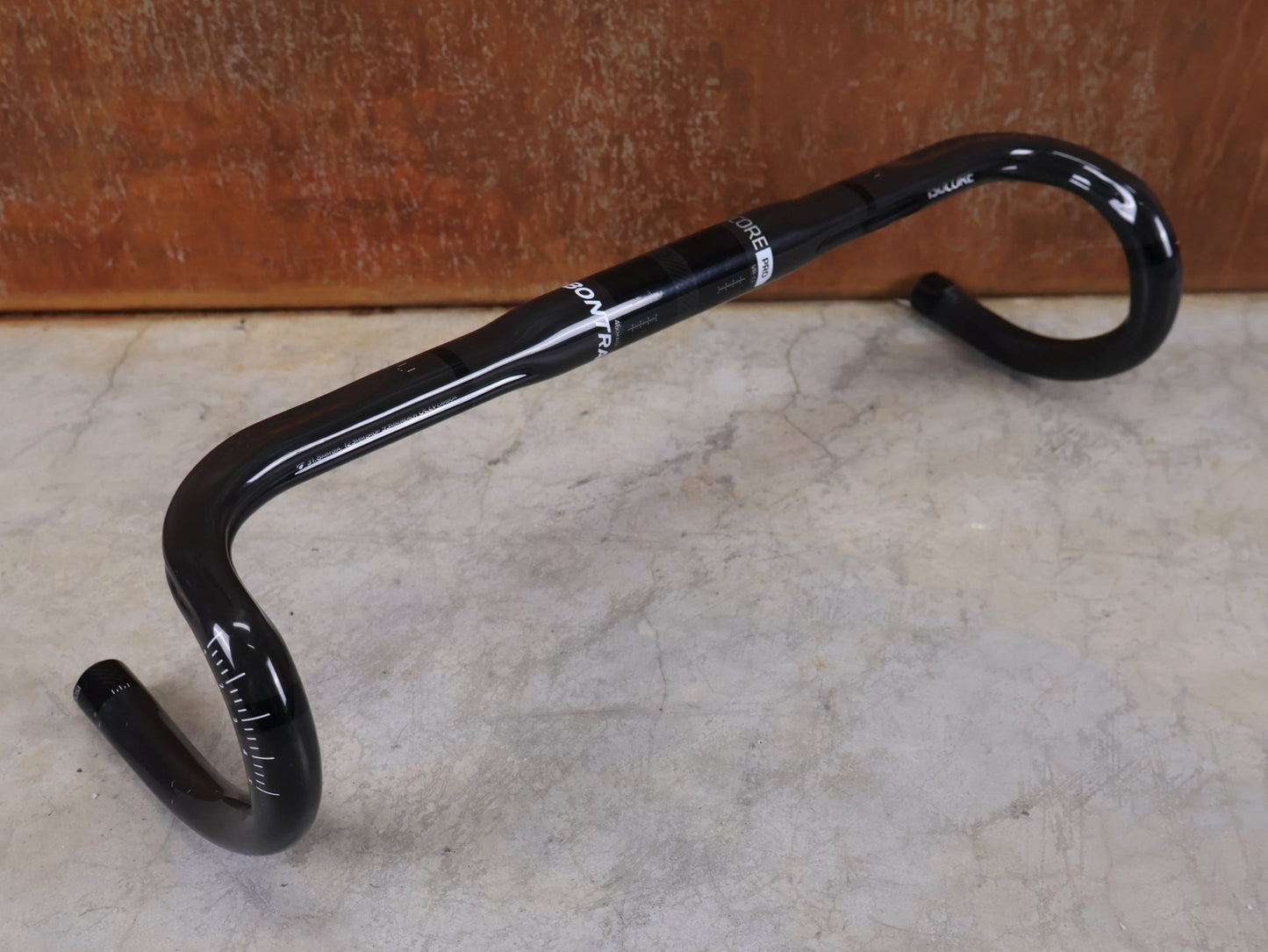 Lenker von Bontrager, BONTRAGER PRO ISOCORE VR - CF RENNRADLENKER – OCLV CARBON – 460 / 480 MM vor USEDBIKES - OB.DE Hintergrund