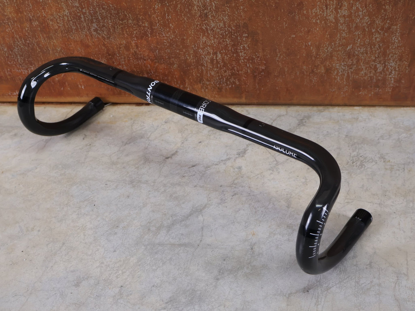 Lenker von Bontrager, BONTRAGER PRO ISOCORE VR - CF RENNRADLENKER – OCLV CARBON – 460 / 480 MM vor USEDBIKES - OB.DE Hintergrund