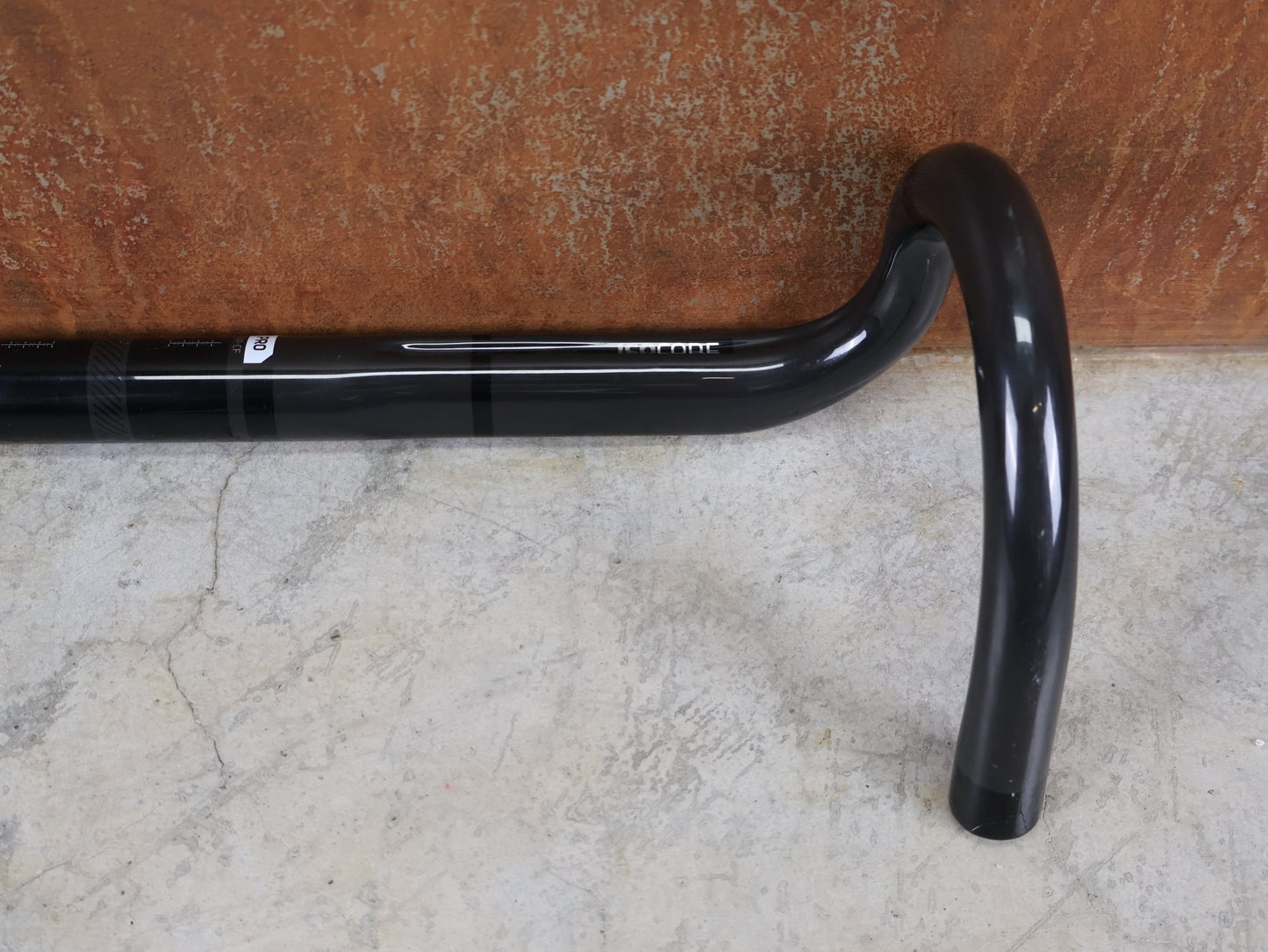 Lenker von Bontrager, BONTRAGER PRO ISOCORE VR - CF RENNRADLENKER – OCLV CARBON – 460 / 480 MM vor USEDBIKES - OB.DE Hintergrund