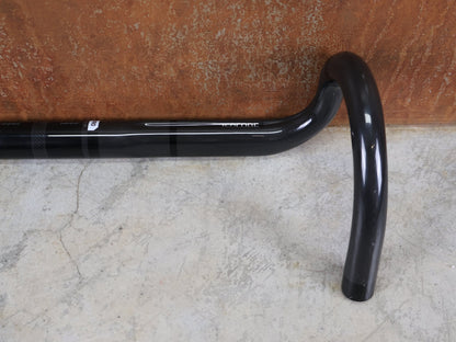 Lenker von Bontrager, BONTRAGER PRO ISOCORE VR - CF RENNRADLENKER – OCLV CARBON – 460 / 480 MM vor USEDBIKES - OB.DE Hintergrund